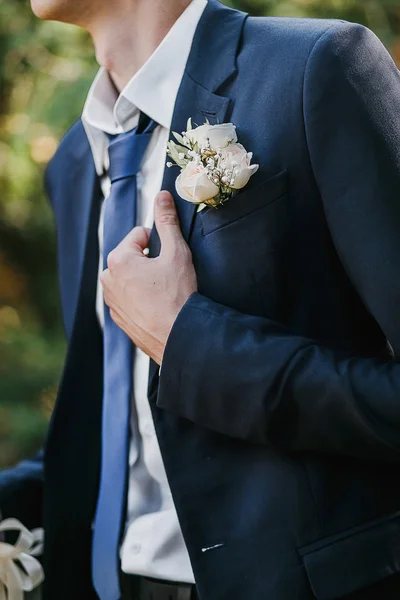 Brudgummen i kostym, handen närbild — Stockfoto