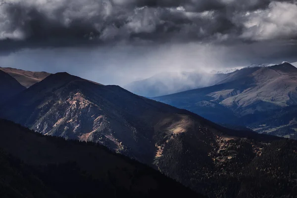 Nubi tempestose e drammatiche sulle montagne del Caucaso Arkhyz, Russia — Foto Stock