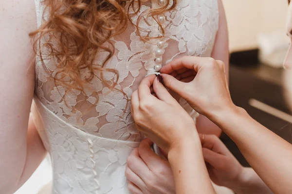 Buenos días novia. Dama de honor ayudando a la novia a atar su vestido —  Fotos de Stock