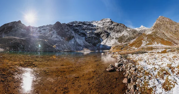 Horské jezero v Archyz, časnými podzimními mrazíky — Stock fotografie