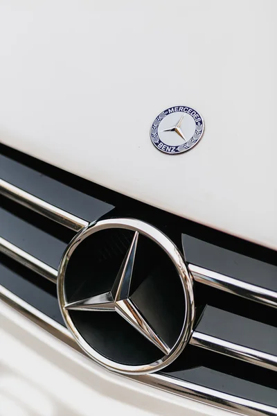 UFA, RUSSIA - AUGUST 20, 2016: Mercedes Benz Sign Close Up — Stock Photo, Image