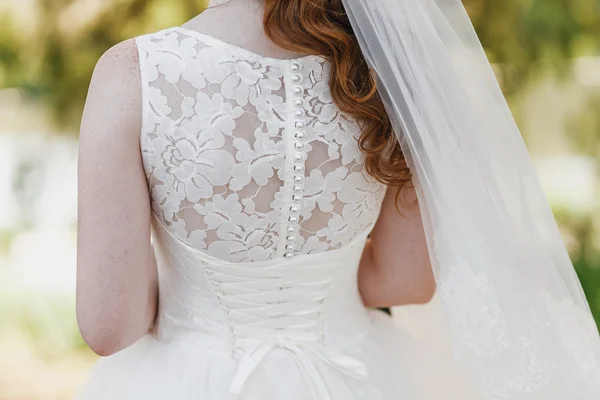 Назад платье подружки невесты — стоковое фото