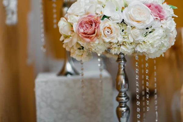 Gyönyörű virágok az asztalra. Esküvői nap dekoráció — Stock Fotó
