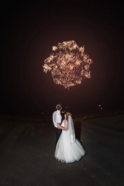 Pareja romántica de boda mirando el saludo festivo —  Fotos de Stock