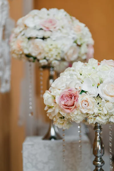 Mooie bloemen op tafel. Bruiloft dag decoratie — Stockfoto