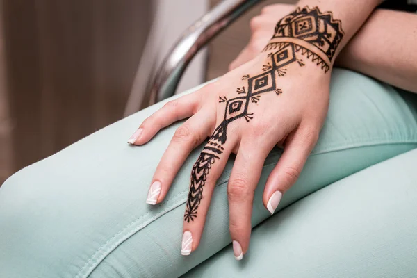 Handmålade med henna på en kvinna ben i salong — Stockfoto
