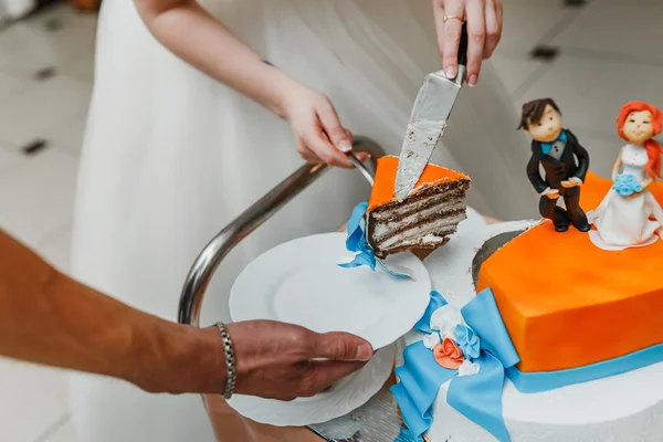 Estatuetas da noiva e noivo em um bolo de casamento . — Fotografia de Stock