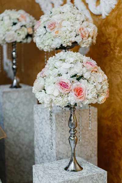 Hermosas flores en la mesa. Día de la boda decoración — Foto de Stock