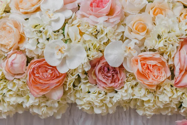 Masaya güzel çiçek. Düğün günü dekorasyon