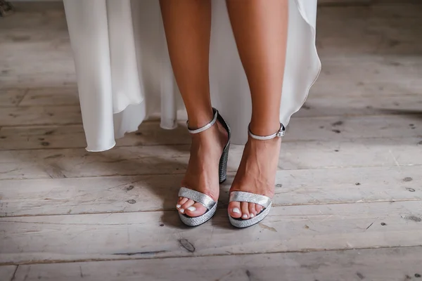 Pés de noiva em sandálias, conceito de sapatos de casamento — Fotografia de Stock