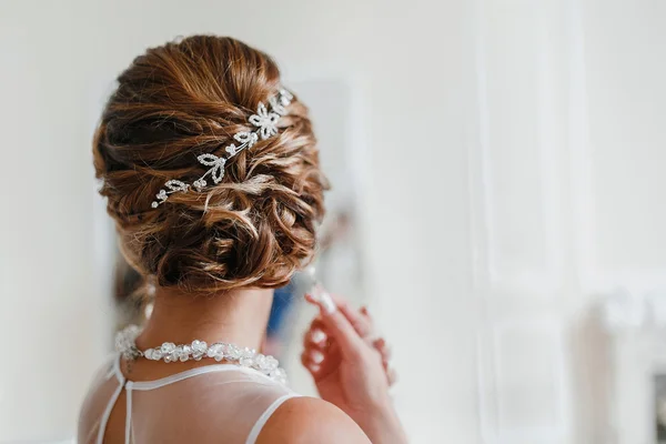 Menyasszonyi esküvői frizura a koszorú ékszerek — Stock Fotó