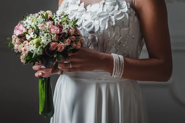 Όμορφο γαμήλιο μπουκέτο από λουλούδια στα χέρια της νύφης — Φωτογραφία Αρχείου