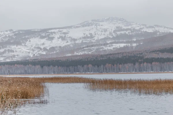 Озеро Талкас і ранньої осені сніг, Уралу, Росія — стокове фото
