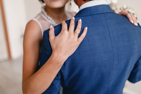 Рука нареченої ніжно обіймає нареченого — стокове фото