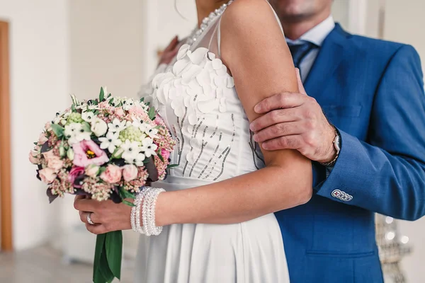 The hand of the groom gently embraces the bride — Stock Photo, Image