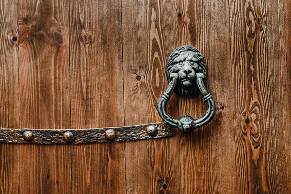 Tradiční dveřní klepadlo na dveře dřevěné carve. s tváří lva — Stock fotografie