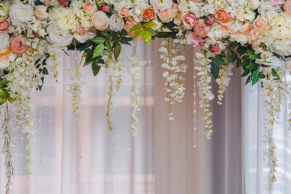 Flores artificiales en el banquete en tema vintage — Foto de Stock