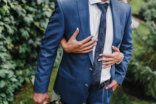 Närbild av bruden händer kramar hennes brudgum tätt medan poserar — Stockfoto