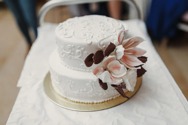 Noiva e noivo na recepção do casamento cortando o bolo de casamento — Fotografia de Stock