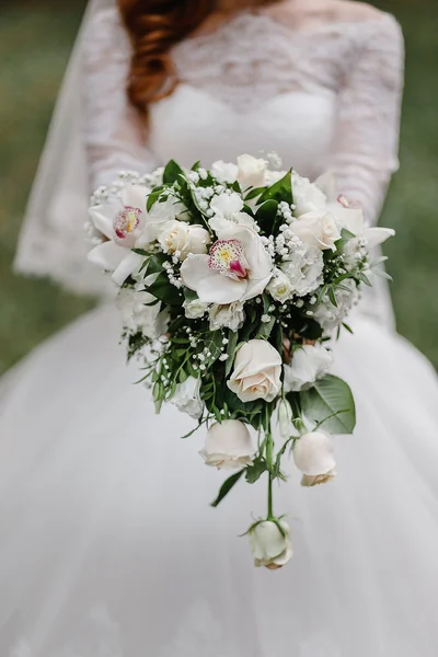 그녀의 뒤의 뒤에 그녀의 꽃다발을 들고 신부 — 스톡 사진
