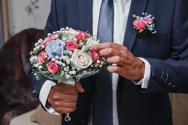 Groom hold wedding bouquet in hand — Stock Photo, Image