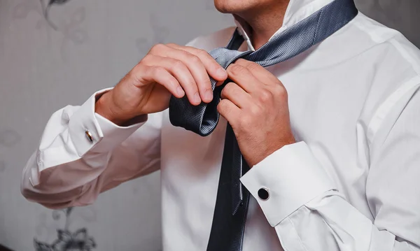 Férfi üzletember kapcsoló nyakkendő — Stock Fotó