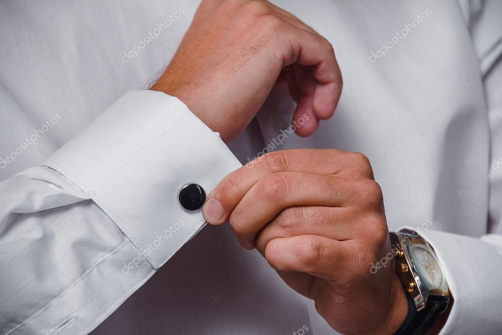 Bir El Yakini Beyaz Gomlek Ve Kol Dugmesi Takiyor Stok Fotografcilik C Frantic00 Telifsiz Resim 128775012