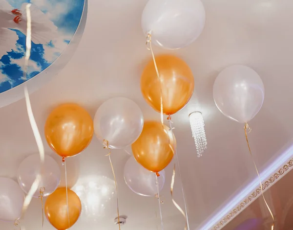 Kleurrijke ballonnen drijvend op het plafond van een partij — Stockfoto