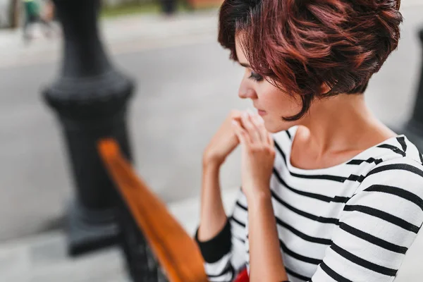 Portrét zblízka Mladá krásná bruneta žena s účes a make-up, na jaře ulice pozadí — Stock fotografie