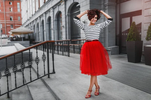 Portret van een prachtige brunette vrouw met golvend haar en beroe — Stockfoto