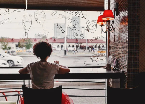 Žena v retro kavárně sedí a pití kávy okna pohledu okouzlující město ulice. Koncept městského života — Stock fotografie