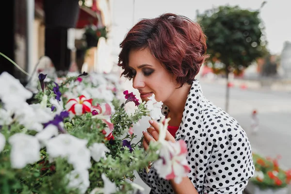 Primer plano de encantadora mujer sonriente elegante con maceta en el fondo de la calle de la ciudad — Foto de Stock