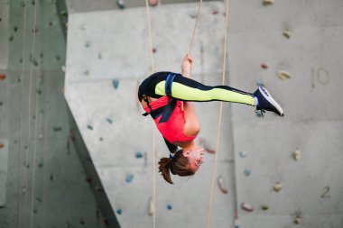 İpe eğitim genç kadın jimnastikçi