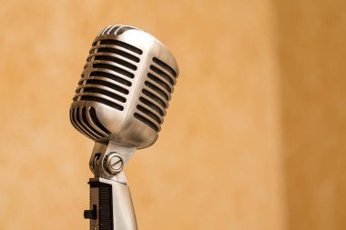 Retro demir mikrofon Elvis sahnede