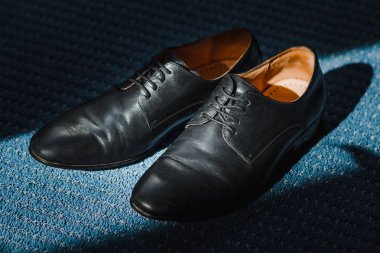 Yerdeki erkek klasik siyah deri ayakkabı