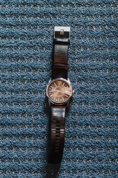 买古董级手表，皮革表带在地板上 — 图库照片