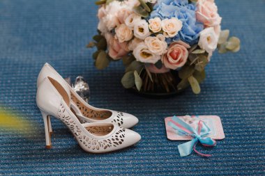 Düğün detayları gelin buketi, Ayakkabı ve davet