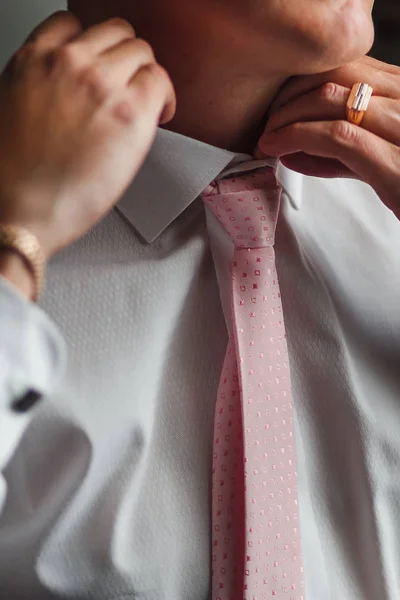 Primer plano de un hombre corporativo ajustando su corbata rosa de moda — Foto de Stock