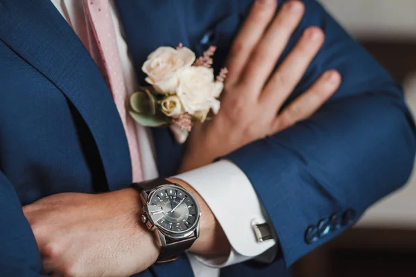 Menutup bagian tengah pengantin pria percaya diri dengan lengan disilangkan di dadanya. Fokus pada jam tangan mewah — Stok Foto