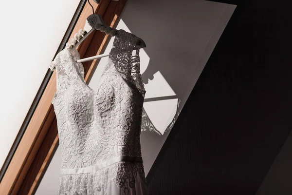 Beyaz düğün töreni önce penceresini yakınındaki bir omuz elbise bekle — Stok fotoğraf