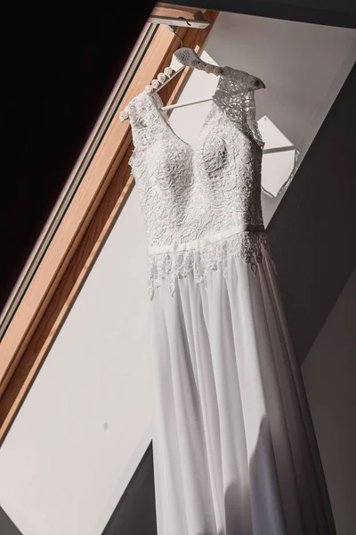 Beyaz düğün töreni önce penceresini yakınındaki bir omuz elbise bekle — Stok fotoğraf