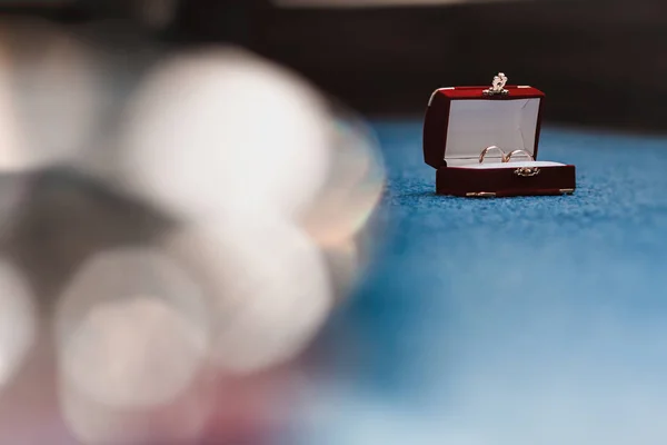 素敵な赤いボックスでの 2 つの結婚指輪 — ストック写真