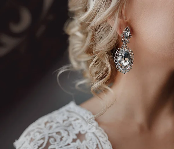 Κοντινό πλάνο του όμορφη γυναίκα που φοράει vinyage λαμπερό διαμάντι jewelr — Φωτογραφία Αρχείου