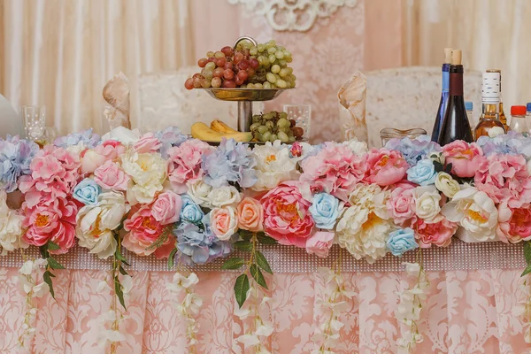 Dekoration des Präsidiumstisches mit Blumen beim festlichen Hochzeitsbankett — Stockfoto