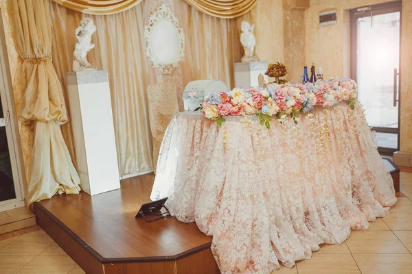 Decoración de una mesa presidium de boda en el banquete en color pastel. Una decoración de boda y florística para una boda carmesí — Foto de Stock