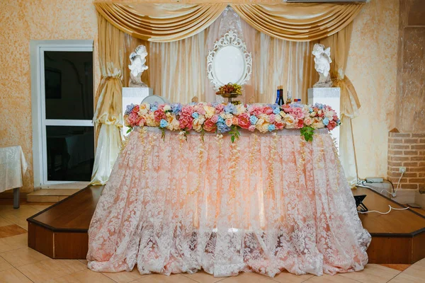 Decoración de una mesa presidium de boda en el banquete en color pastel. Una decoración de boda y florística para una boda carmesí — Foto de Stock