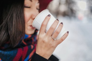 Kış sokak paket servisi olan restoran fincan sıcak kahve içme kadın