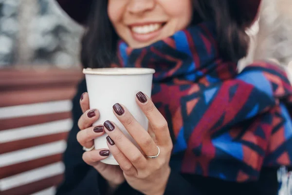 Женщина с кружкой кофе или чая зимой на открытом воздухе — стоковое фото