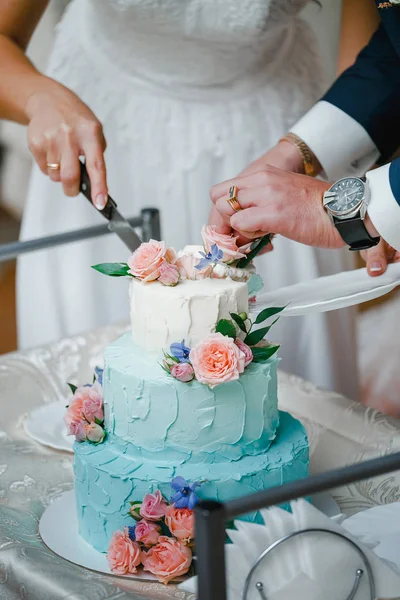 Όμορφα τιρκουάζ γιορτινό κέικ κοπής από νεόνυμφους κατά την τελετή του γάμου — Φωτογραφία Αρχείου
