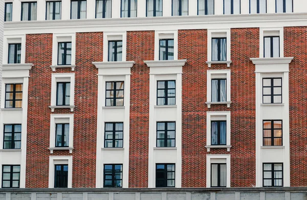 Administratief commercieel gebouw. Bakstenen gebouw met ramen in moderne klassieke architectonische stijl — Stockfoto